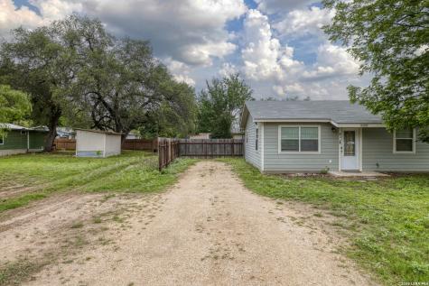 411 W Calera Uvalde TX 78801