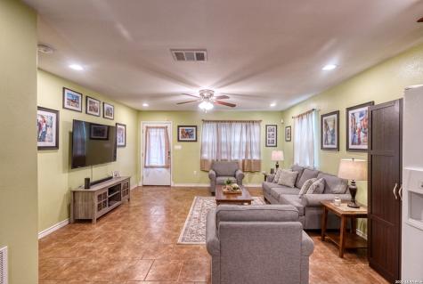 411 W Calera Uvalde TX 78801