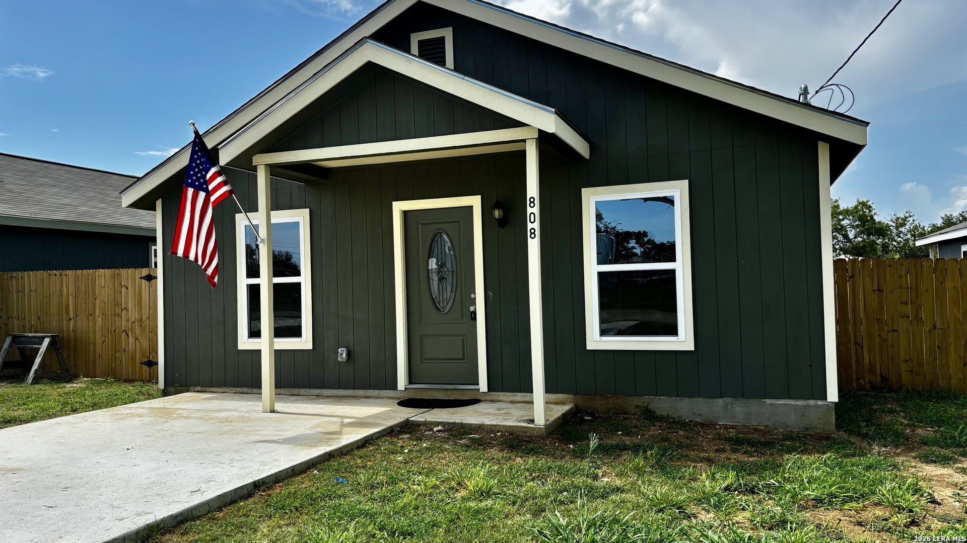 808 E 6th Street Nixon TX 78140