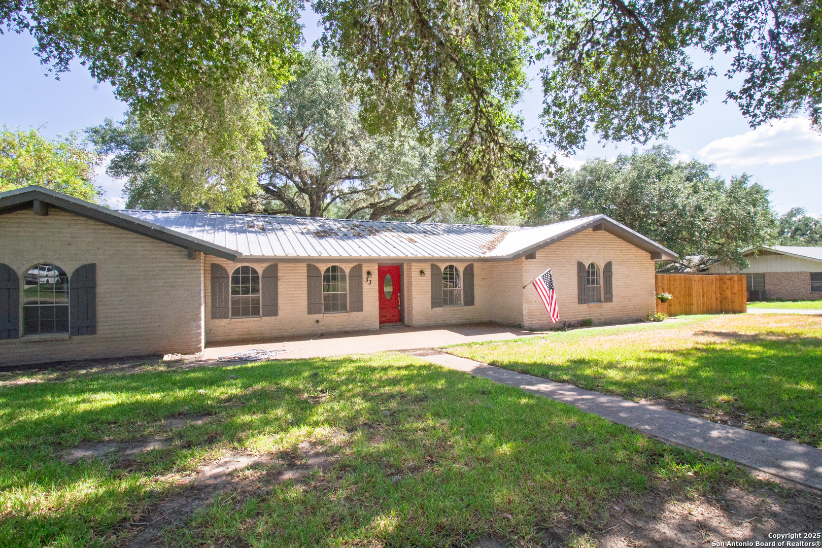 33 Encino Loma Beeville TX 78102