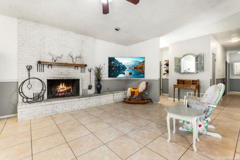 1882 Deer Trail Floresville TX 78114