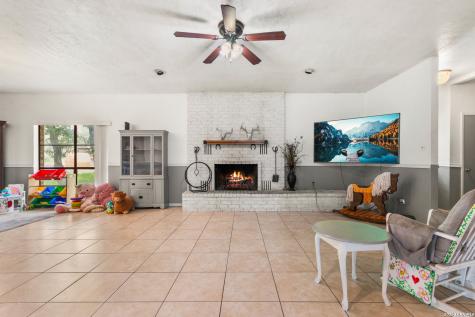 1882 Deer Trail Floresville TX 78114