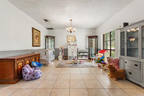 1882 Deer Trail Floresville TX 78114