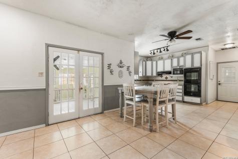 1882 Deer Trail Floresville TX 78114