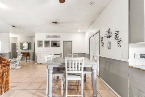 1882 Deer Trail Floresville TX 78114