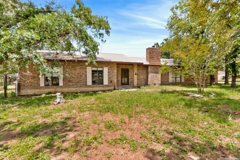 1882 Deer Trail Floresville TX 78114