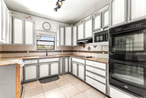1882 Deer Trail Floresville TX 78114