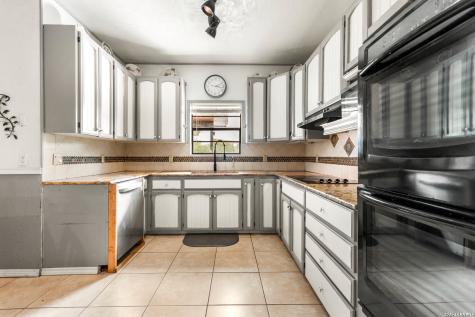1882 Deer Trail Floresville TX 78114