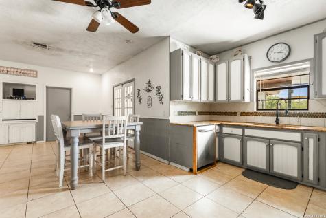 1882 Deer Trail Floresville TX 78114
