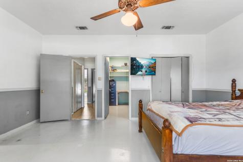 1882 Deer Trail Floresville TX 78114