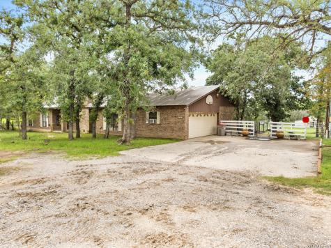 1882 Deer Trail Floresville TX 78114