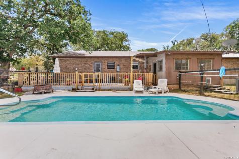 1882 Deer Trail Floresville TX 78114
