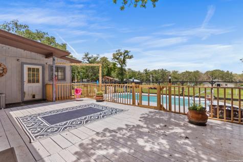 1882 Deer Trail Floresville TX 78114