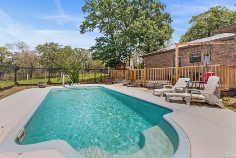 1882 Deer Trail Floresville TX 78114