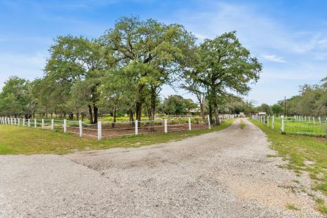 1882 Deer Trail Floresville TX 78114