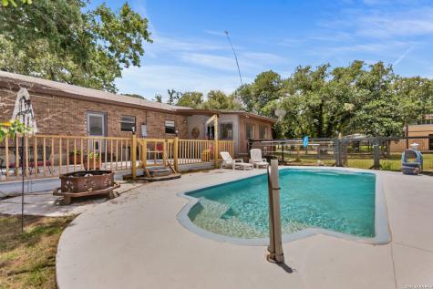 1882 Deer Trail Floresville TX 78114