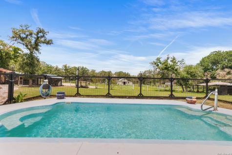 1882 Deer Trail Floresville TX 78114