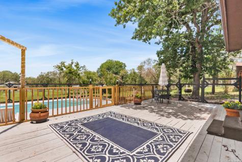1882 Deer Trail Floresville TX 78114
