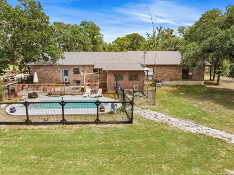 1882 Deer Trail Floresville TX 78114