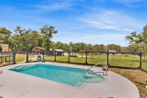 1882 Deer Trail Floresville TX 78114