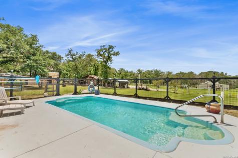 1882 Deer Trail Floresville TX 78114