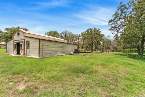 1882 Deer Trail Floresville TX 78114