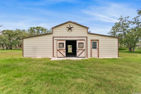 1882 Deer Trail Floresville TX 78114