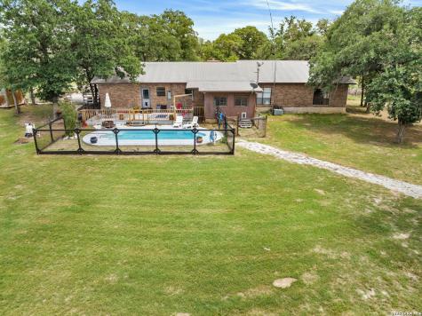 1882 Deer Trail Floresville TX 78114