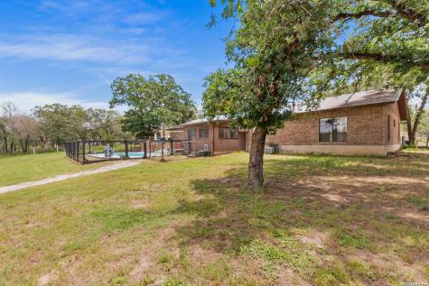 1882 Deer Trail Floresville TX 78114
