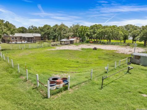 1882 Deer Trail Floresville TX 78114