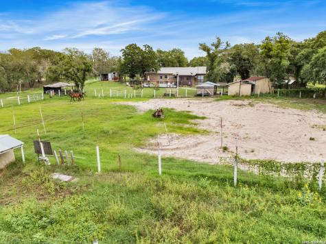 1882 Deer Trail Floresville TX 78114