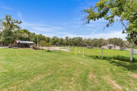 1882 Deer Trail Floresville TX 78114
