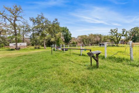 1882 Deer Trail Floresville TX 78114