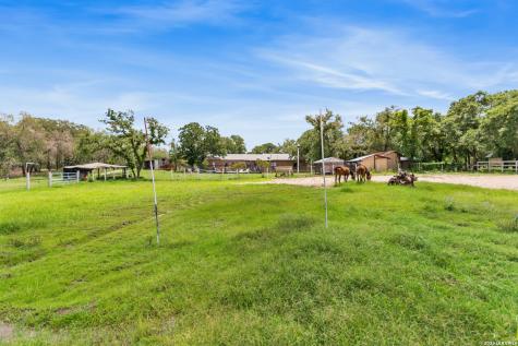 1882 Deer Trail Floresville TX 78114