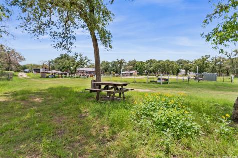 1882 Deer Trail Floresville TX 78114