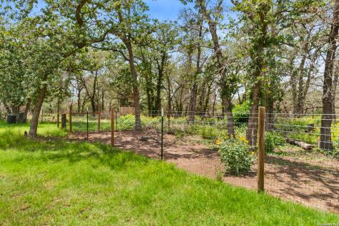 1882 Deer Trail Floresville TX 78114