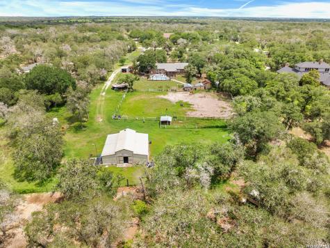 1882 Deer Trail Floresville TX 78114