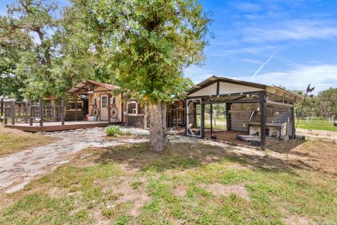 1882 Deer Trail Floresville TX 78114