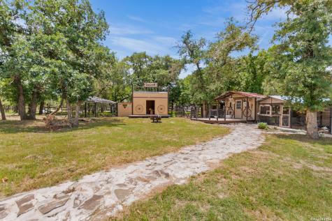 1882 Deer Trail Floresville TX 78114