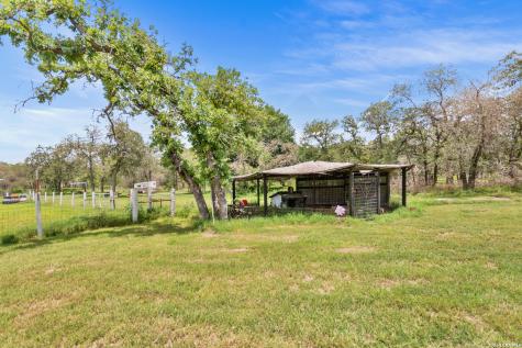 1882 Deer Trail Floresville TX 78114