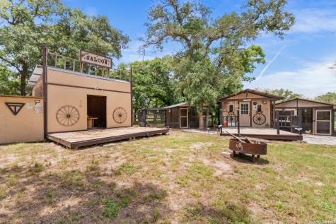 1882 Deer Trail Floresville TX 78114