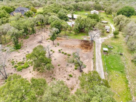 1882 Deer Trail Floresville TX 78114