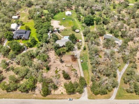 1882 Deer Trail Floresville TX 78114