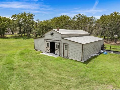 1882 Deer Trail Floresville TX 78114