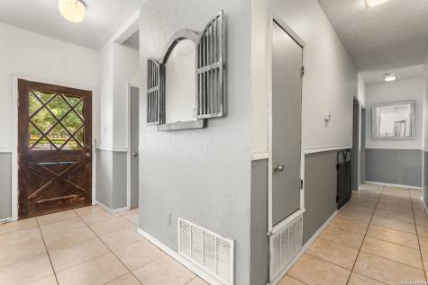 1882 Deer Trail Floresville TX 78114