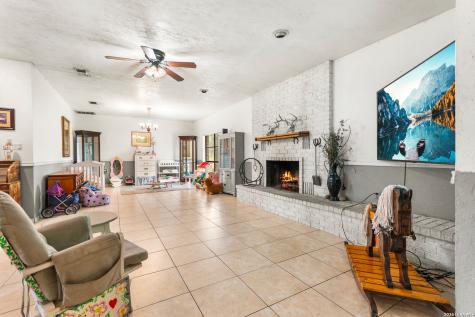 1882 Deer Trail Floresville TX 78114