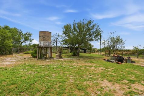 1539 County Road 188 Karnes City TX 78118