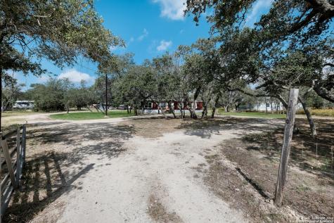 1228 County Road 6723 Natalia TX 78059