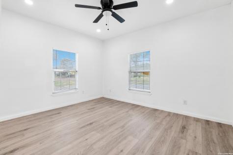 323 Lakeside Lakehills TX 78063