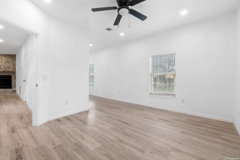 323 Lakeside Lakehills TX 78063